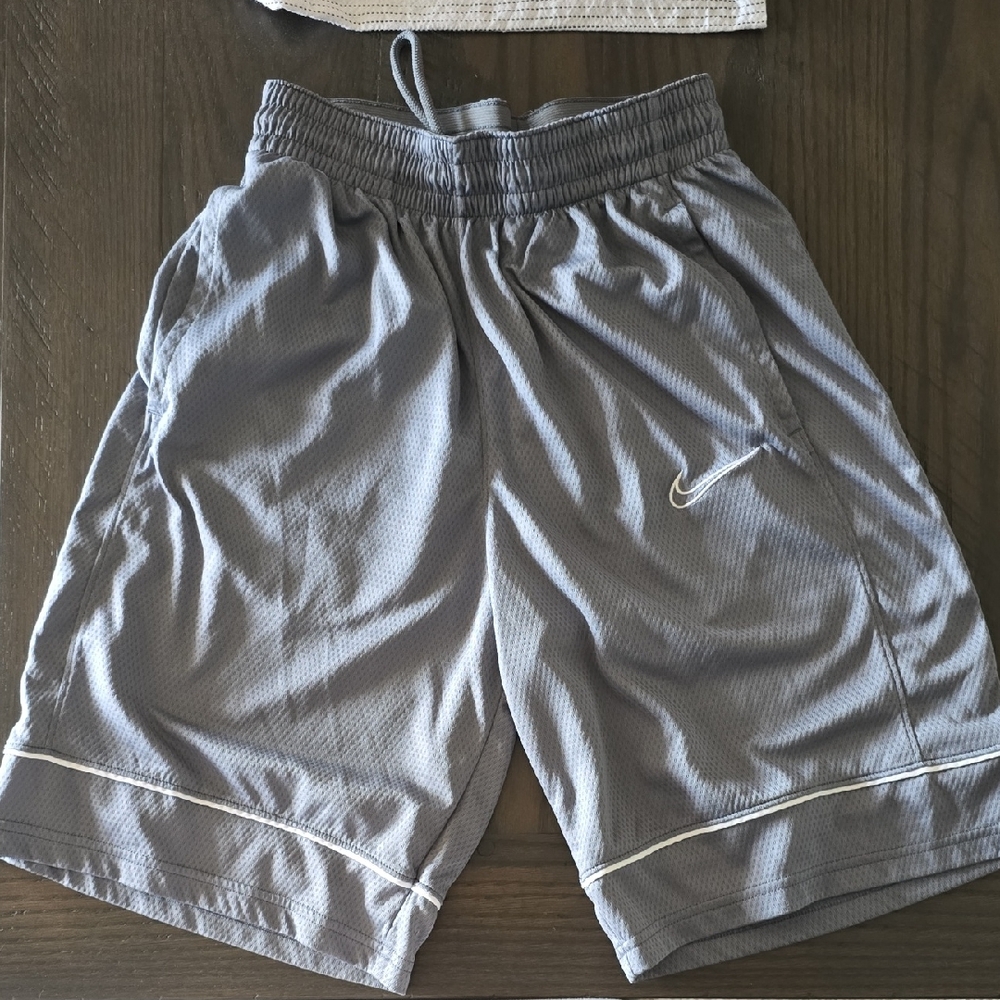 Men's Small Nike Gray Athletic Shorts with Moisture-Wicking Fabric